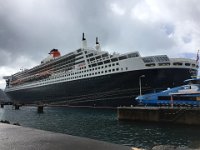 Die "Queen Mary II" im Hafen von Rosseau Dominica
